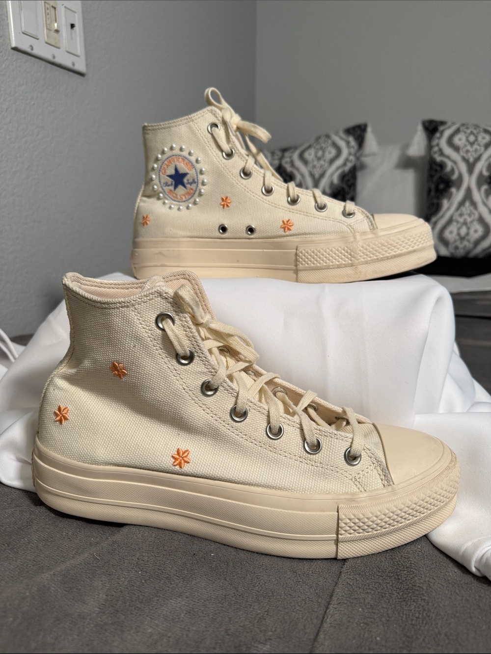 Converse Canvas Allstars Lift platform Sneakers in Cream pearls Accents Sz 10